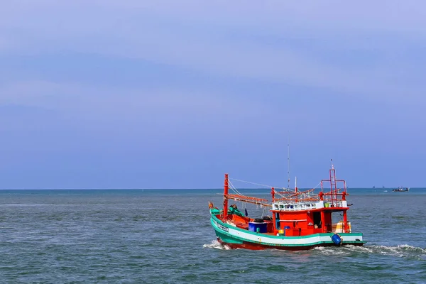 Рыбацкая лодка на море в Таиланде — стоковое фото