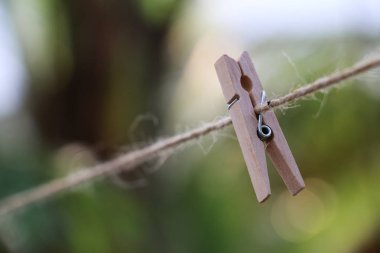 Bahar ip üzerinde ahşap clothespins dönüştürün