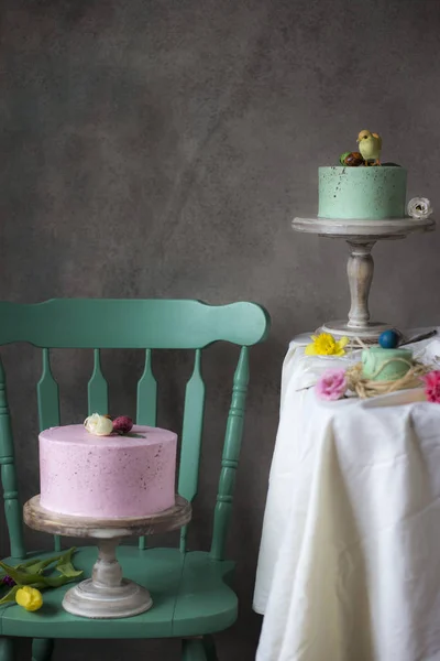 イースター テーブルの装飾 春の花と休日テーブルに塗られた卵とおいしい自家製ケーキ — ストック写真