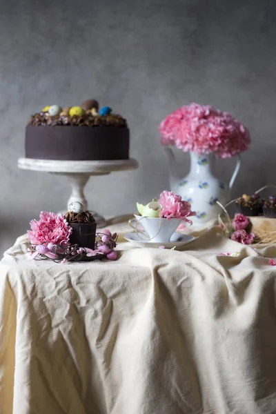 Schokoladenkuchen Ostern Mit Blumen Der Vase Weihnachtsdekoration Mit Osterkuchen Blumen — Stockfoto
