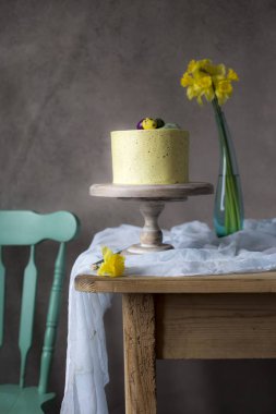 Paskalya masa dekorasyonu, lezzetli ev yapımı kek bahar çiçekleri ve tatil masada boyalı yumurta 