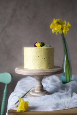 Paskalya masa dekorasyonu, lezzetli ev yapımı kek bahar çiçekleri ve tatil masada boyalı yumurta 