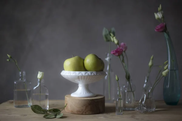 Zelená Jablka Misce Květy Vázy Dřevěný Stůl — Stock fotografie