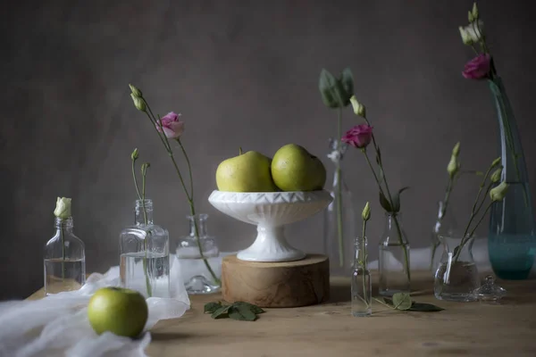 Zelená Jablka Misce Květy Vázy Dřevěný Stůl — Stock fotografie