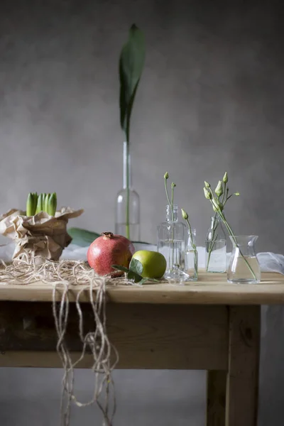 Fleurs Jacinthe Grenade Pomme Sur Table Bois — Photo