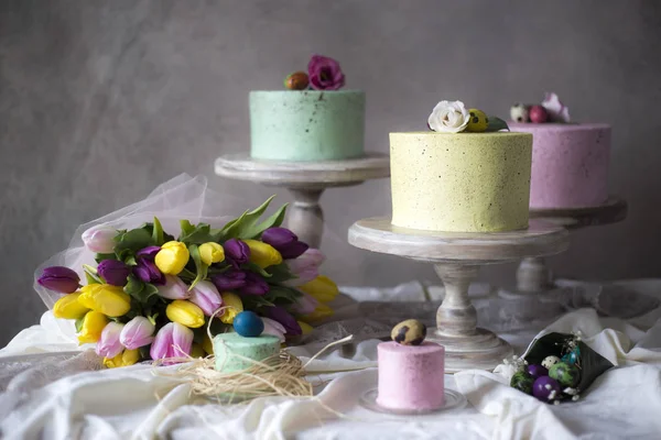 Ostertischdekoration Bunte Hausgemachte Kuchen Mit Frühlingsblumen Und Bemalten Eiern Auf — Stockfoto