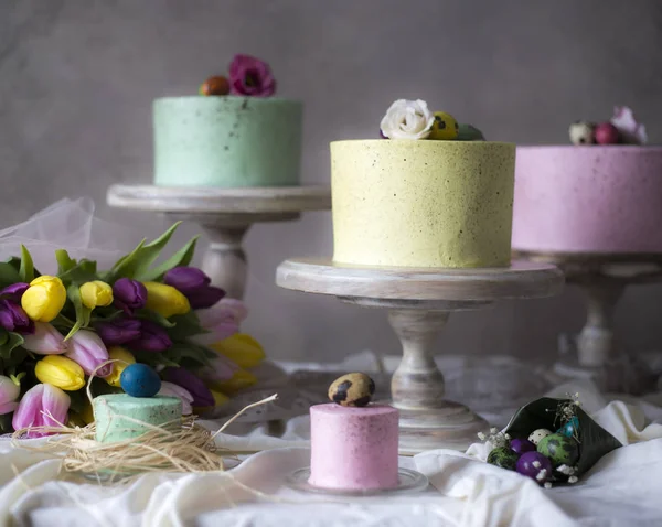 Ostertischdekoration Bunte Hausgemachte Kuchen Mit Frühlingsblumen Und Bemalten Eiern Auf — Stockfoto