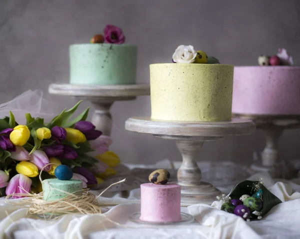 Easter Table Decoration Colorful Homemade Cakes Spring Flowers Painted Eggs — Stock Photo, Image