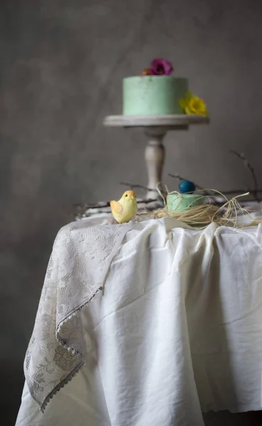 Ostertischdekoration Leckere Hausgemachte Kuchen Mit Frühlingsblumen Und Bemalten Eiern Auf — Stockfoto