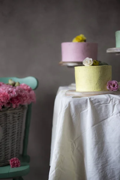 Korb Mit Bunten Frühlingsblumen Auf Stuhl Der Nähe Dekoriert Urlaubstisch — Stockfoto