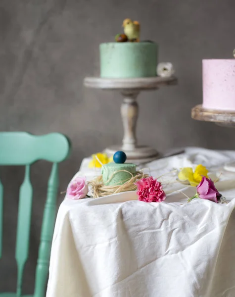 Ostertischdekoration Leckere Hausgemachte Kuchen Mit Frühlingsblumen Und Bemalten Eiern Auf — Stockfoto