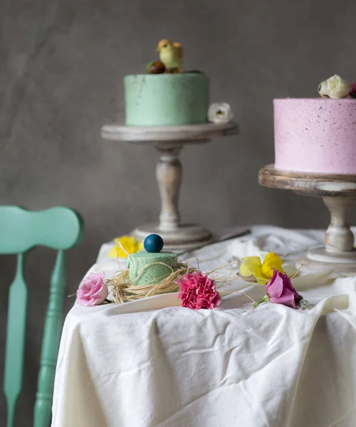 Ostertischdekoration Leckere Hausgemachte Kuchen Mit Frühlingsblumen Und Bemalten Eiern Auf — Stockfoto