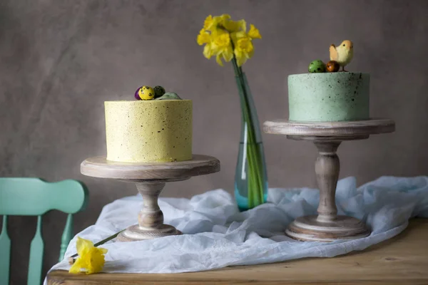 Ostertischdekoration Leckere Hausgemachte Kuchen Mit Frühlingsblumen Und Bemalten Eiern Auf — Stockfoto