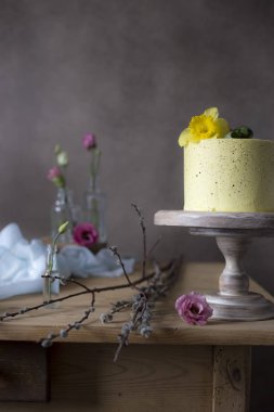 Paskalya masa dekorasyonu, lezzetli ev yapımı kek bahar çiçekleri ve tatil tablo dallarda 