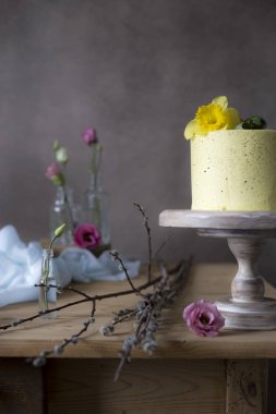 Paskalya masa dekorasyonu, lezzetli ev yapımı kek bahar çiçekleri ve tatil tablo dallarda 