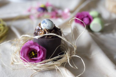 Paskalya için mini çikolata kek closeup. Tatil masa dekorasyonu Paskalya mini kek, çiçek ve renkli yumurta