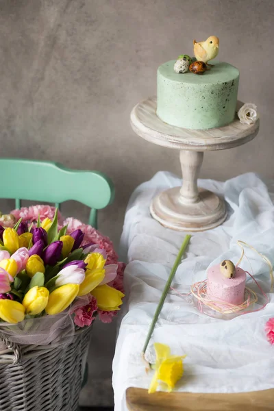 Ostertischdekoration Leckerer Hausgemachter Kuchen Mit Frühlingsblumen Und Bemalte Eier Auf — Stockfoto