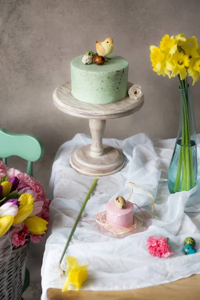 Ostertischdekoration Leckerer Hausgemachter Kuchen Mit Frühlingsblumen Und Bemalte Eier Auf — Stockfoto