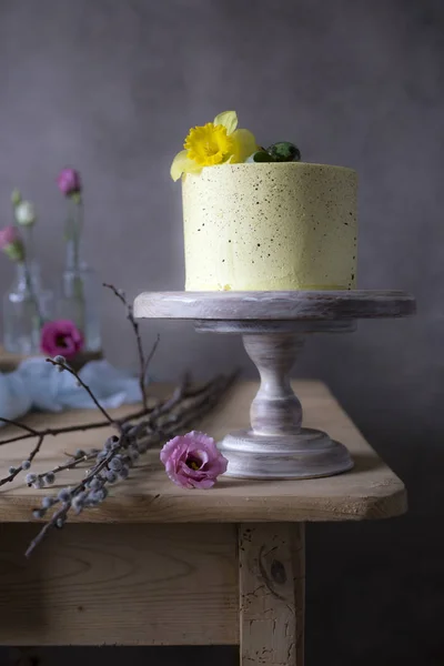 Ostertischdekoration Leckerer Hausgemachter Kuchen Mit Frühlingsblumen Und Zweigen Auf Dem — Stockfoto