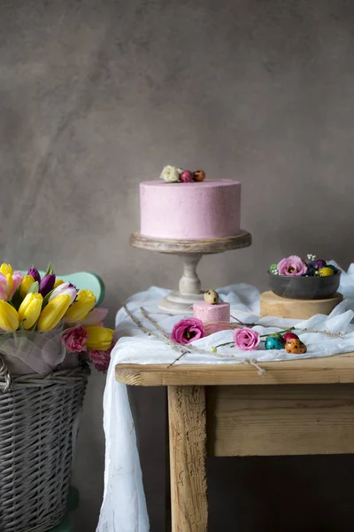 Ostertischdekoration Leckerer Hausgemachter Kuchen Mit Frühlingsblumen Und Bemalte Eier Auf — Stockfoto