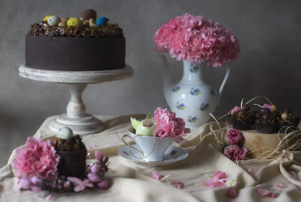 Schokoladenkuchen Ostern Mit Blumen Der Vase Weihnachtsdekoration Mit Osterkuchen Blumen — Stockfoto