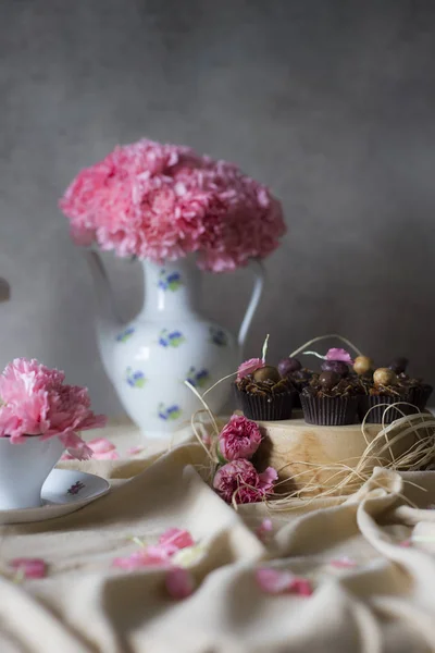 Chocolate Cakes Easter Flowers Vase Holiday Table Decoration Easter Cakes — Stock Photo, Image
