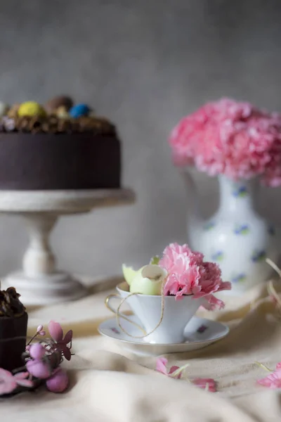 Schokoladenkuchen Ostern Mit Blumen Der Vase Weihnachtsdekoration Mit Osterkuchen Blumen — Stockfoto