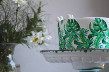 Palm ile tatil pasta tasarım bırakır. Tropikal doğum günü partisi ilham. Vazoda Çiçekler tabloyla gofret kağıt monstera ile lezzetli pasta yaprak 