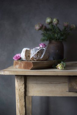 Ev yapımı Paskalya kek ve renkli gül closeup. Paskalya tatil dekorasyon