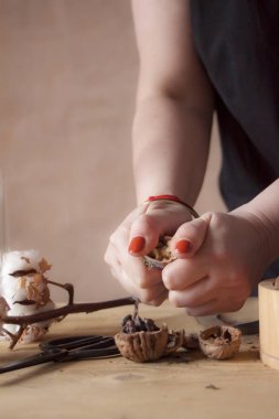 Şube ile ahşap masa üzerinde fındık soyma eller closeup