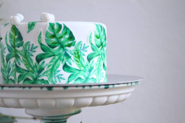 Palmiye tatil pastayla closeup tasarım bırakır. Tropikal doğum günü partisi ilham. Gofret kağıt monstera ile lezzetli pasta bırakır