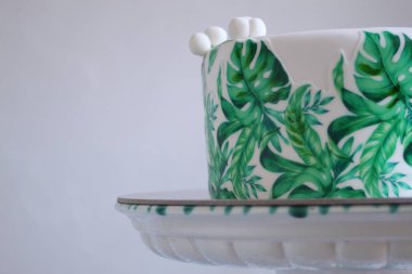 Palmiye tatil pastayla closeup tasarım bırakır. Tropikal doğum günü partisi ilham. Gofret kağıt monstera ile lezzetli pasta bırakır