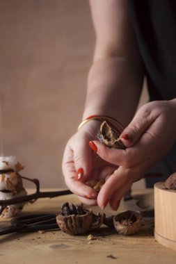 Şube ile ahşap masa üzerinde fındık soyma eller closeup