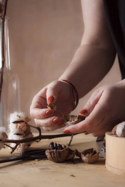 Şube ile ahşap masa üzerinde fındık soyma eller closeup