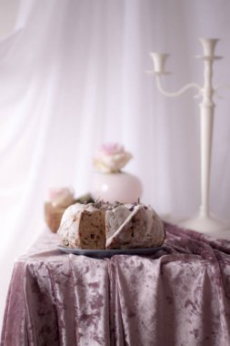 Çiçek vazo ve avize tablo ile ev yapımı pasta