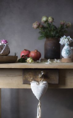 Ev yapımı Paskalya kek ve renkli gül closeup. Paskalya tatil dekorasyon