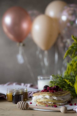 Masada ev yapımı krep yığını ile kavanoz reçel ve bal, closeup balonlar arka plan bulanık