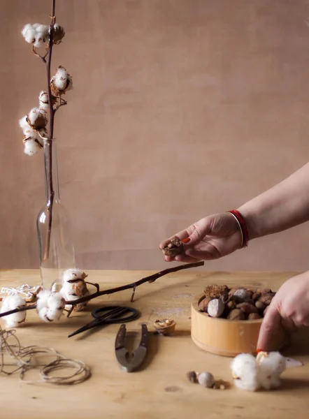 Primer Plano Manos Femeninas Pelando Nueces Sobre Mesa Madera Con — Foto de Stock