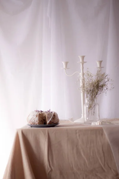 Baked Homemade Cake Flowers Vase Chandelier Table — Stock Photo, Image