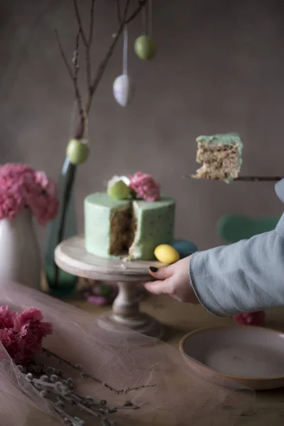 Zbliżenie Kobieta Ręce Biorąc Kawałek Domu Wielkanocne Ciasto Dekoracyjną Świątecznym — Zdjęcie stockowe