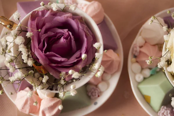 Closeup Των Πλακών Και Cookies Στο Διακοσμημένο Πασχαλινό Τραπέζι Λουλούδια — Φωτογραφία Αρχείου