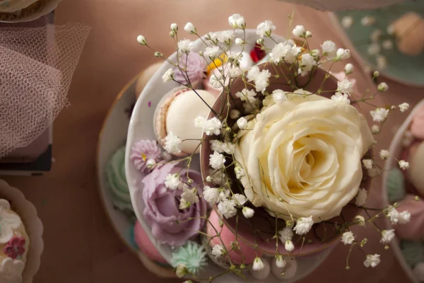 Closeup Xícara Biscoitos Mesa Decorada Com Flores — Fotografia de Stock