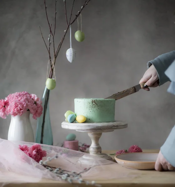 Nahaufnahme Weiblicher Hände Die Ein Stück Selbstgebackenen Osterkuchen Vom Geschmückten — Stockfoto