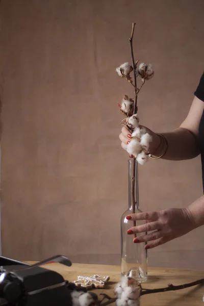 女性両手でガラスの花瓶と綿の花クローズ アップ — ストック写真