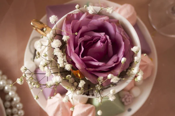 Primer Plano Copa Galletas Mesa Decorada Con Flores — Foto de Stock