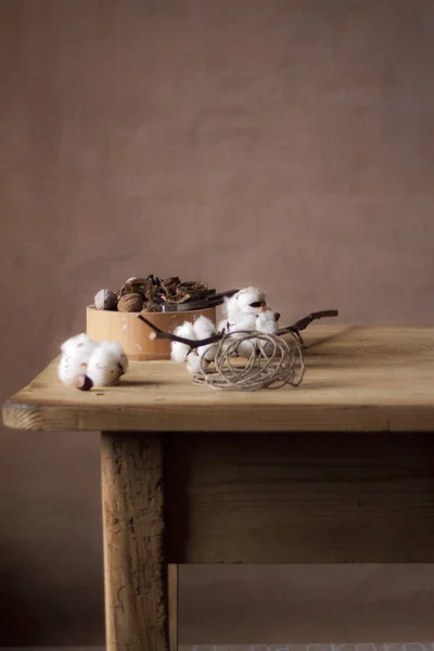 綿の花 ナッツ ベージュの壁の背景と木製のテーブルのクローズ アップ — ストック写真