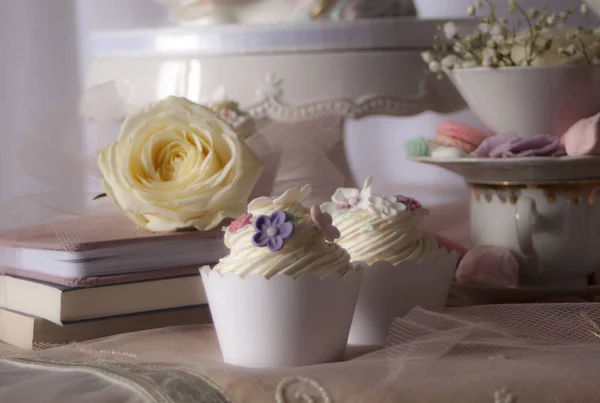 Closeup Cups Cookies Decorated Table Flowers — Stock Photo, Image