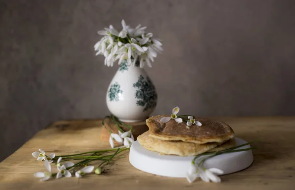 Nahaufnahme Eines Haufens Hausgemachter Pfannkuchen Auf Einem Mit Blumen Dekorierten — Stockfoto