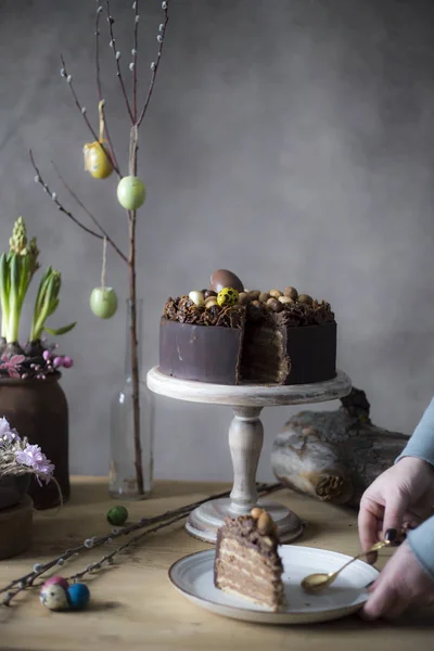 Nahaufnahme Einer Weiblichen Hand Die Ein Stück Selbstgebackenen Osterkuchen Vom — Stockfoto