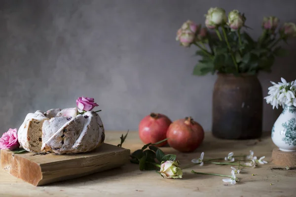 Zbliżenie Domowe Ciasto Wielkanocne Kolorowe Róże Wielkanocne Dekoracje Świąteczne — Zdjęcie stockowe
